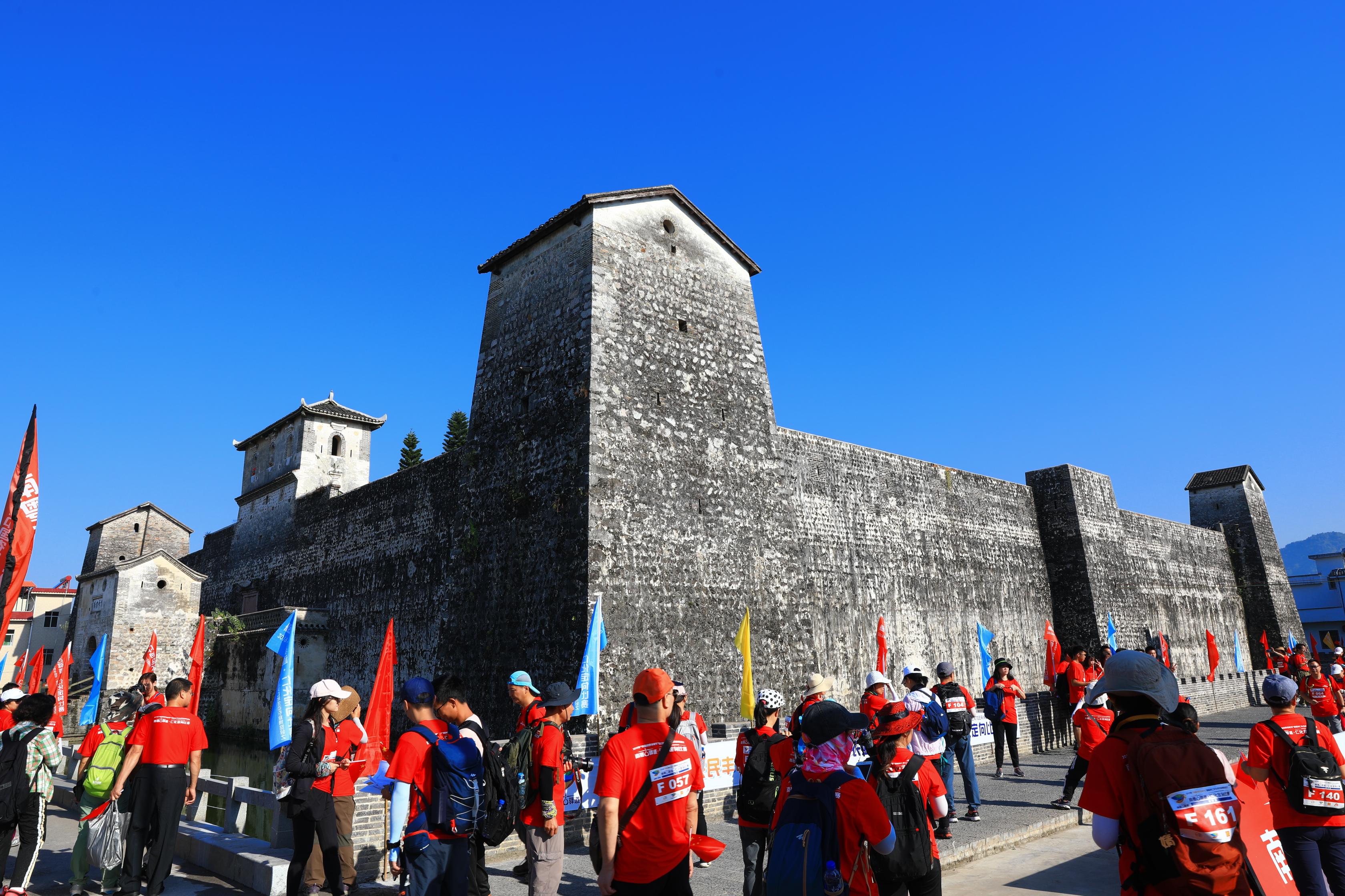 石塘雙峰寨引游人，龍全明攝.JPG